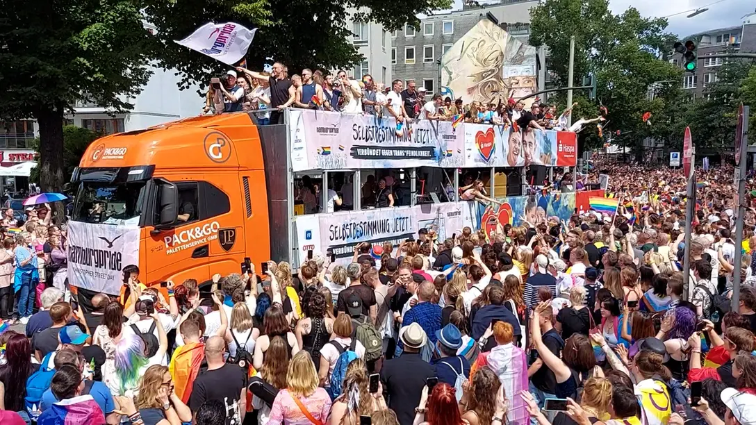 Am 1. August 2025 erwartet Hamburg bis zu 250.000 Teilnehmer zur Pride-Demonstration. Das Motto lautet „Schützen wir queere Menschen“ – für mehr Inklusion und Rechte.