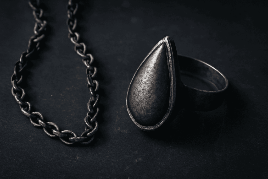 Wie man Silberschmuck und Silberwaren zu Hause reinigt: bewährte und sichere Methoden, Hacks und Tipps, um den Glanz von Schmuck und Besteck zurückzubringen.