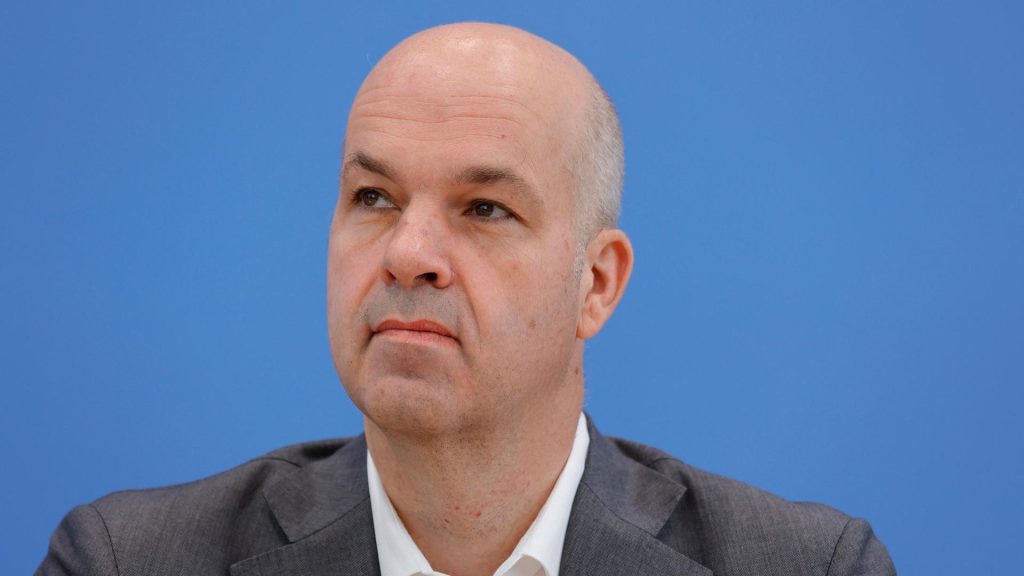 Ökonom Marcel Fratzscher fordert ein verpflichtendes Sozialjahr für Rentner. Ziel ist ein neuer Generationenvertrag zur Entlastung der Jugend und Stärkung der Bundeswehr.