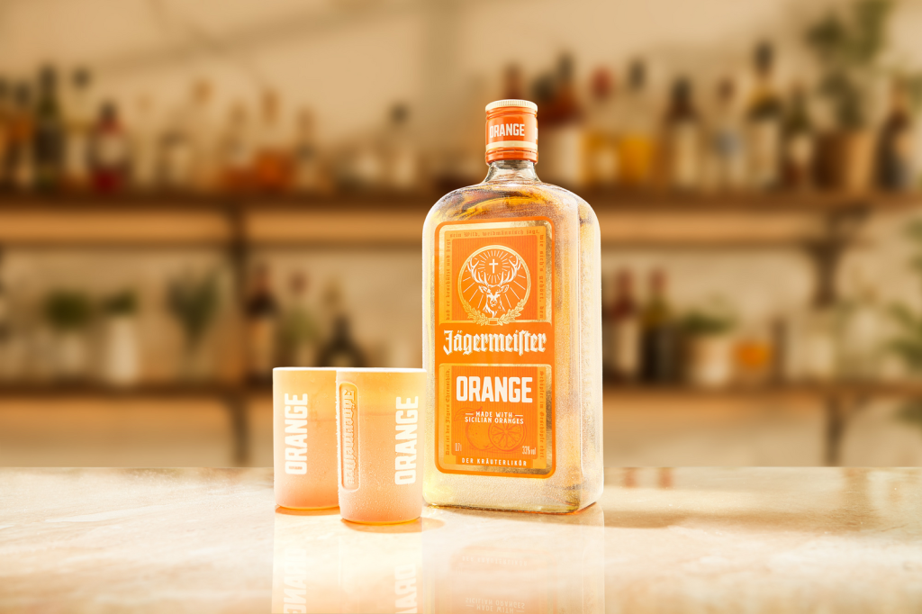 Jägermeister Orange – neuer Orangenlikör. Erfahren Sie, wie er einzigartige Geschmackseigenschaften, Preis und Bewertungen der Käufer vereint. Alle Details über Jägermeister-Likör.