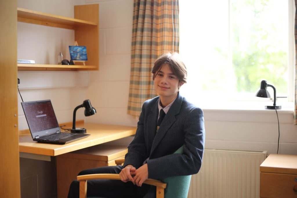 Maxim Havrilenko, ein Schüler aus der Ukraine, verkaufte einen Minecraft-Server und verdiente genug Geld, um seiner Mutter ein Haus zu kaufen, die durch den Krieg obdachlos wurde.