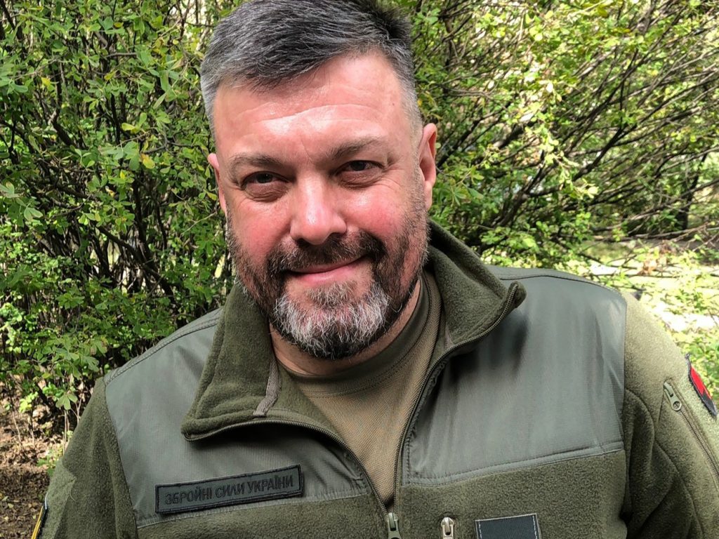 Oleg Tjahnybok spricht über seinen Dienst in den ukrainischen Streitkräften, beginnend mit der Mobilisierung im Februar 2022 und seiner Rolle in der 128. Brigade in Donezk.
