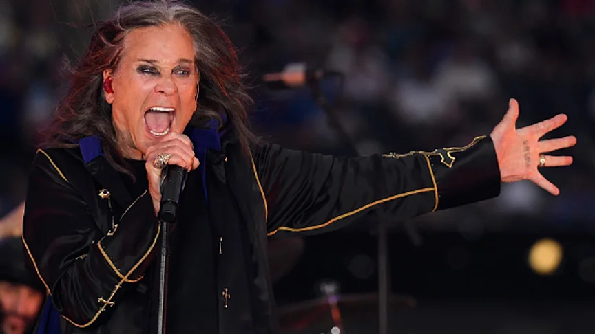 Ozzy Osbourne, legendärer Frontmann von Black Sabbath, starb am 22. Juli 2025 an einem Herzinfarkt. Offizielle Sterbeurkunde bestätigt dies.