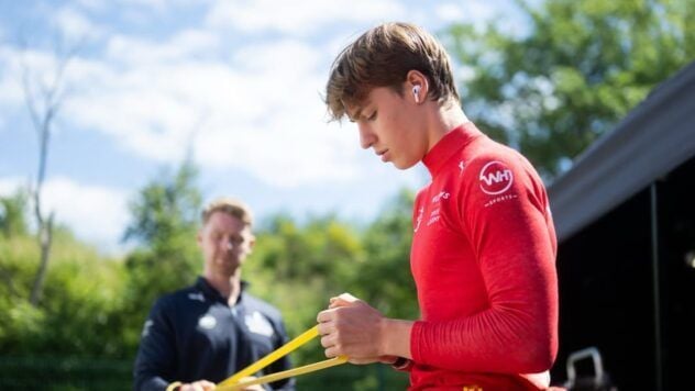 Alexander Bondarev erzielte seinen ersten Sieg in der Formel-4 beim Rennen in Imola und zeigte einen beeindruckenden Überholmanöver wenige Minuten vor dem Ziel.