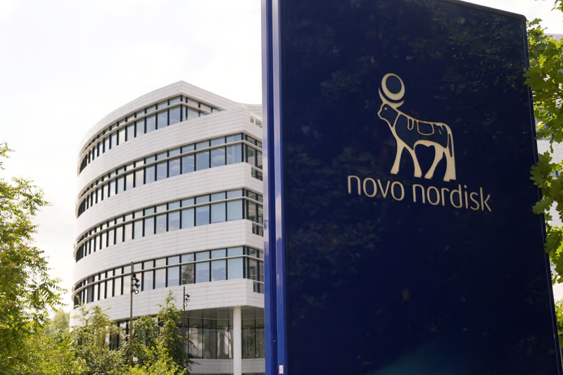 Novo Nordisk kündigt Kostensenkungsmaßnahmen und überarbeitete Prognosen nach einem erheblichen Gewinnwarnung und einem Rückgang des Marktwerts an, während das Unternehmen wachsenden Wettbewerb im Bereich der Gewichtsverlustmedikamente ausgesetzt ist