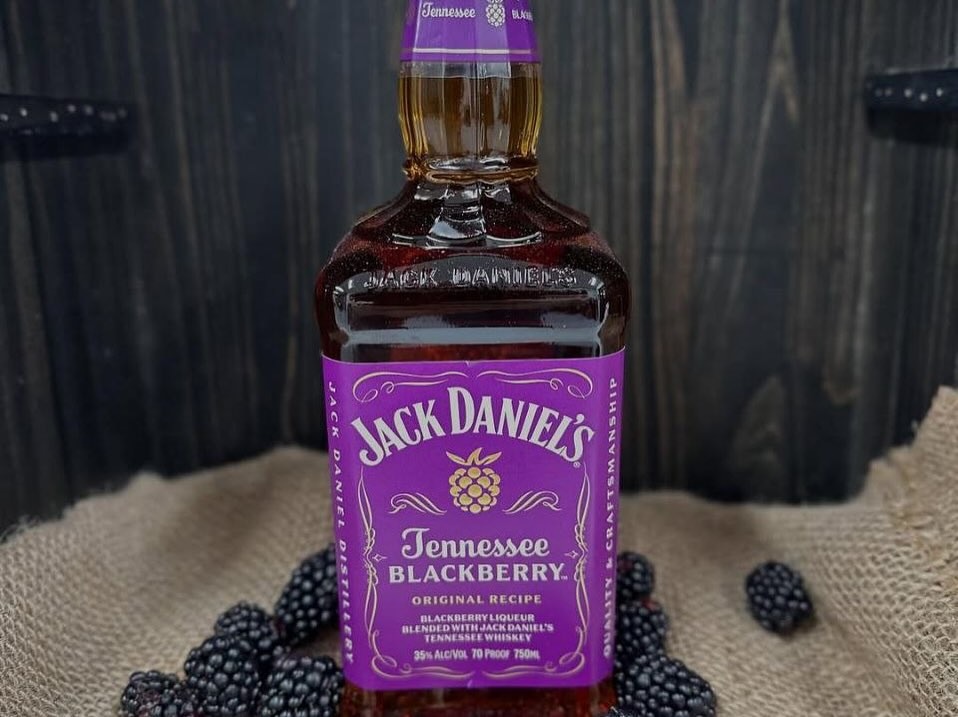 Beleben Sie Ihre Geschmacksknospen mit der Neuheit von Jack Daniel’s – dem Brombeer-Whiskey. Erfahren Sie mehr über die Preise und den neuen fruchtigen Geschmack, der begeistert