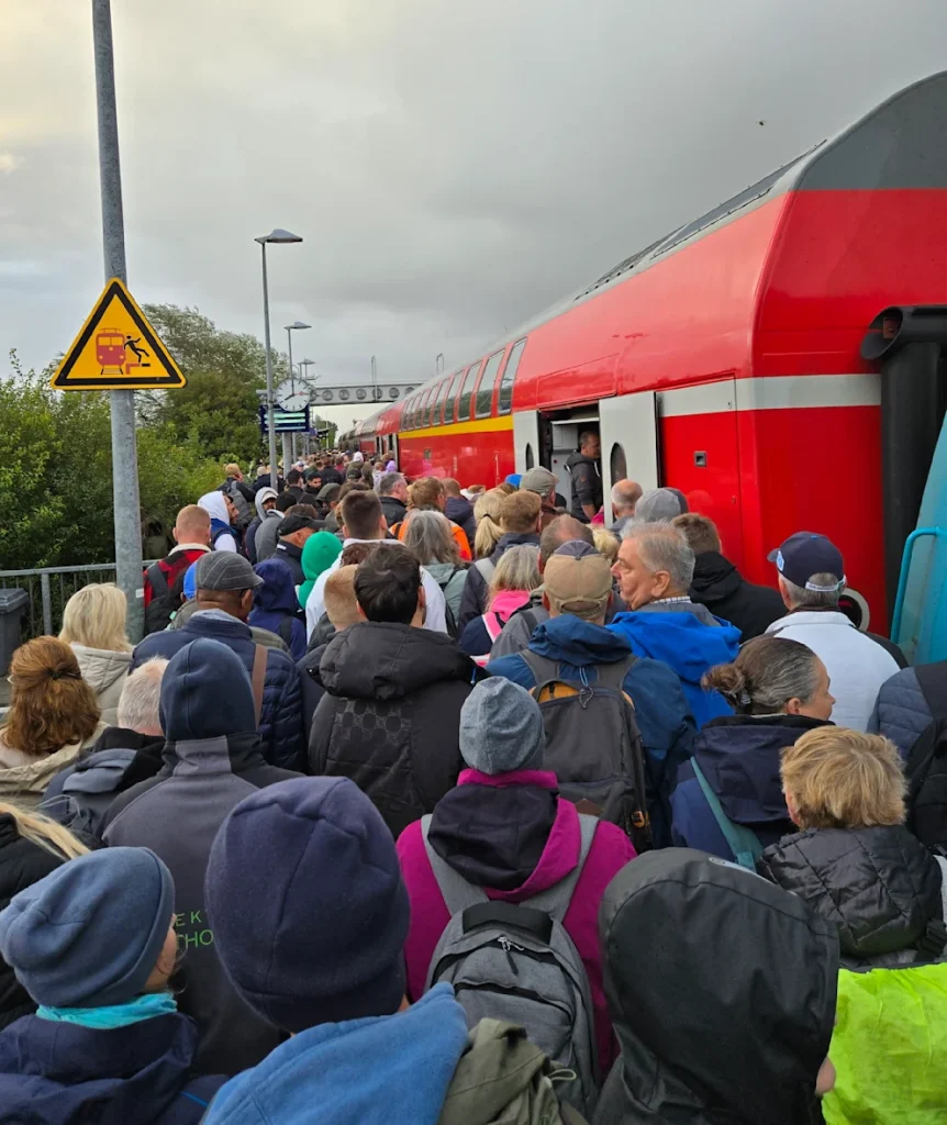 Wegen einer Weichenstörung ruhten Autoreisezüge nach Sylt fast vier Stunden. Züge fahren seit 9:30 Uhr wieder eingleisig, Normalbetrieb ab Donnerstag.