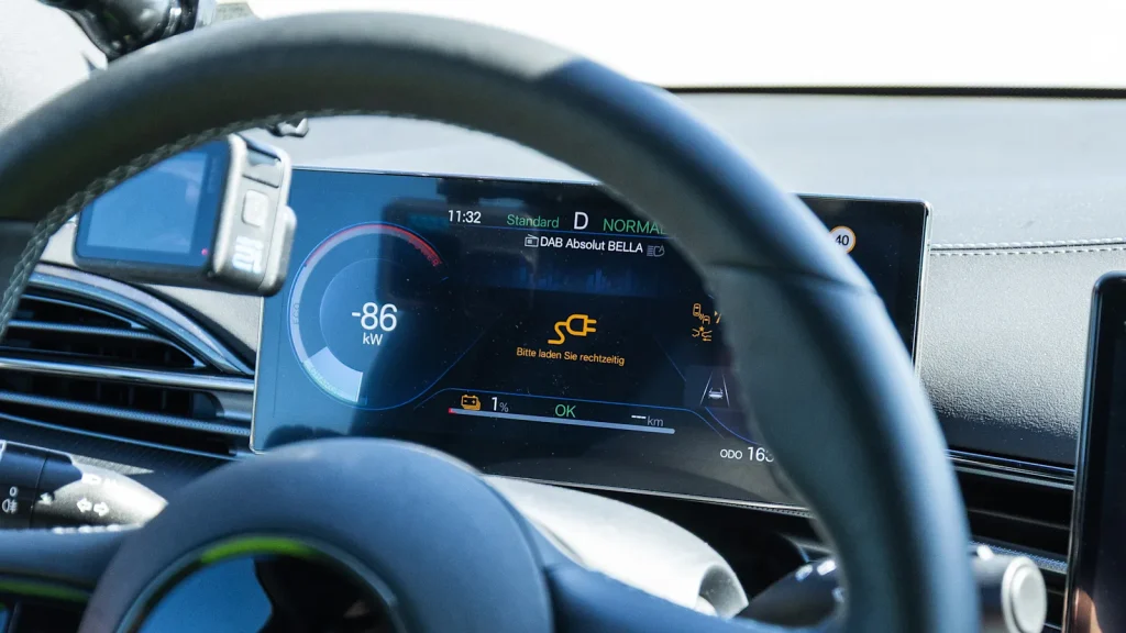 Was passiert, wenn die Batterie eines Elektroautos 0 % erreicht? Tests, Warnungen, Restreichweite und Tipps für Fahrer.