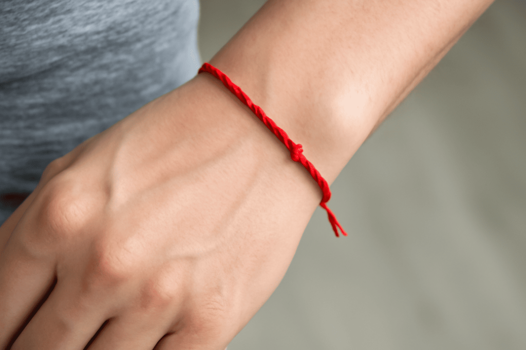 Das rote Band am Handgelenk schützt vor bösen Blicken und bringt Glück. Erfahren Sie, wie man es richtig bindet und an welchem Handgelenk es getragen werden sollte.