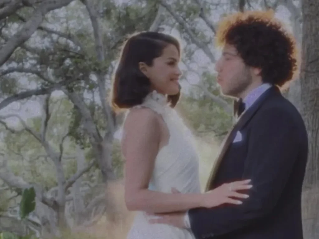 Selena Gomez und Benny Blanco haben in Santa Barbara geheiratet, umgeben von Prominenten und engen Freunden. Alle Details zur Hochzeit und erste Fotos.
