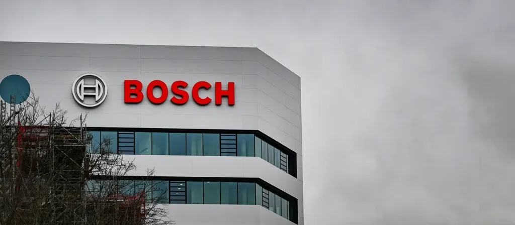 Bosch hat angekündigt, bis 2030 insgesamt 13.000 Arbeitsplätze im Rahmen einer Kostensenkungsstrategie abzubauen, um den Auswirkungen der Krise in der Automobilindustrie entgegenzuwirken.