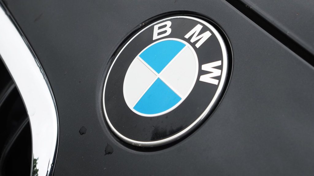 BMW ruft weltweit mehr als 300.000 Autos zurück wegen eines Anlasserproblems, das zu einem Brand führen kann. Es werden hohe Kosten für den Rückruf erwartet.