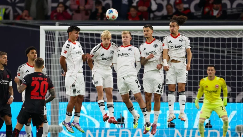 Bayer Leverkusen besiegt Eintracht trotz zweier Platzverweise