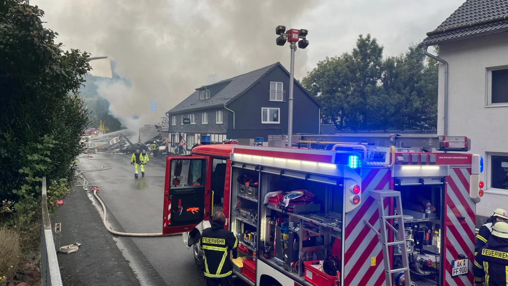 n Daaden ereignete sich eine starke Explosion in einem Wohnhaus, bei der mehrere Personen verletzt wurden und die Stadt ohne Gasversorgung blieb. Die Polizei untersucht die Ursache.