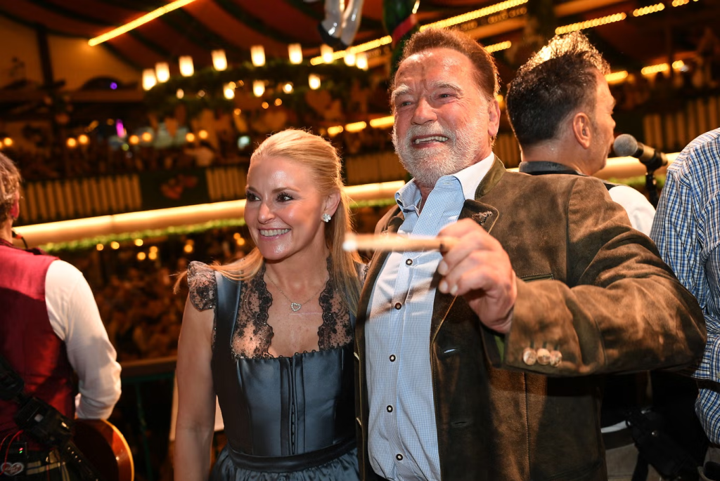Arnold Schwarzenegger dirigierte die Musik in einem Festzelt beim Oktoberfest in München, genoss die Atmosphäre und interagierte mit den Fans.
