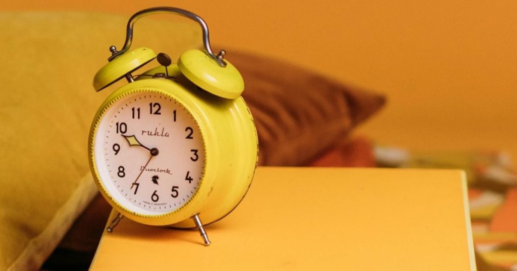 Leben wir in der falschen Zeitzone? Neue Studien zeigen: Die Sommerzeit bringt den inneren Rhythmus aus dem Gleichgewicht. Forscher fordern dauerhaftes Normalzeit-System in Europa.