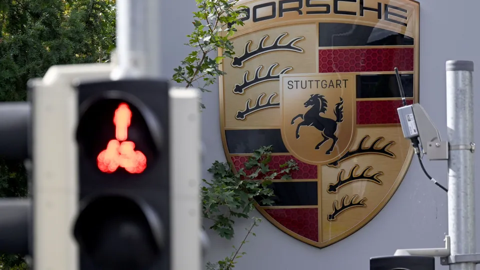 Porsche bricht ein: Gewinn sinkt um 95,9 Prozent Porsche verzeichnet einen Gewinneinbruch von 95,9 Prozent. CEO Blume lenkt um: Milliarden fließen in die Rückkehr zum Verbrennungsmotor.