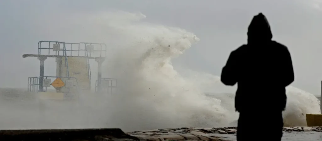 Sturm "Detlef" trifft Deutschland mit starken Windböen und Regen. Windgeschwindigkeiten bis 110 km/h erwartet, insbesondere in der Nordsee und den Alpenregionen.