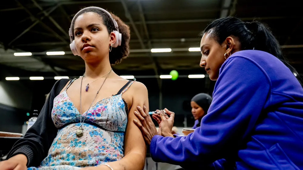 STIKO empfiehlt erstmals Impfung gegen Meningokokken für Jugendliche STIKO empfiehlt erstmals die ACWY-Impfung für Jugendliche von 12 bis 14 Jahren und streicht die bisherige Routineimpfung gegen Meningokokken C für Kleinkinder