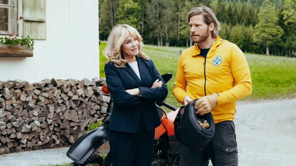 Die Bergretter: Markus denkt über den Verkauf seines Hofes an Elisa Röder nach In der neuen Staffel von „Die Bergretter“ entdeckt das Team eine Leiche am Bergsee, während Markus zögert, ob er seinen Hof an Elisa Röder verkaufen soll.