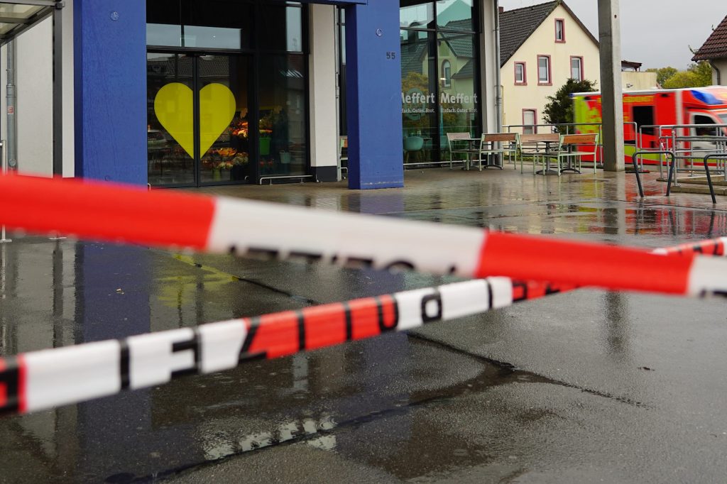 In Lemgo wurde eine 16-Jährige im Supermarkt erstochen. Die Polizei nahm einen 33-Jährigen fest. Die Staatsanwaltschaft vermutet Mord aus niederen Beweggründen.
