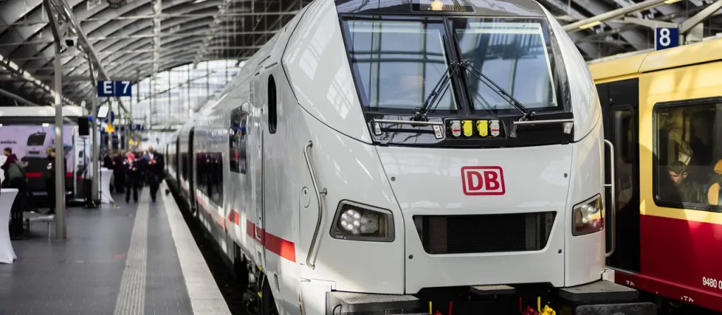 Deutsche Bahn präsentiert in Berlin den neuen ICE L: barrierefreier Einstieg, modernes Design, besserer Mobilfunkempfang. Erste Fahrten starten im Dezember 2025.