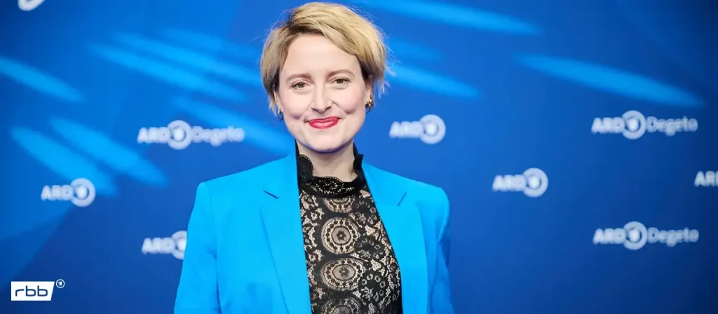 Berliner Schauspielerin Wanda Perdelwitz ist im Alter von 41 Jahren nach den Folgen eines Fahrradunfalls verstorben. Sie hinterlässt einen Sohn und eine erfolgreiche Karriere.