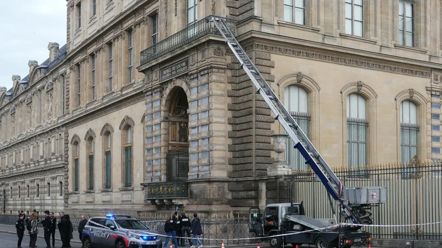 Zwei Verdächtige nach Louvre-Raub festgenommen – einer wollte nach Algerien fliehen In Frankreich wurden zwei Verdächtige des spektakulären Louvre-Raubs festgenommen, einer wollte nach Algerien fliehen. Die Juwelen im Wert von 88 Mio. € fehlen