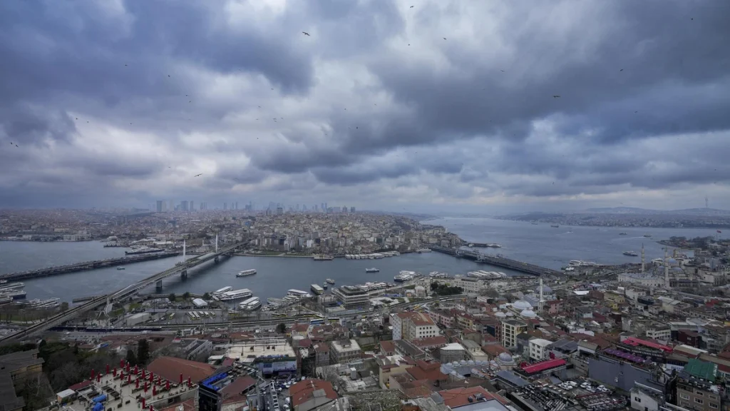Starkes Erdbeben der Stärke 6,1 erschüttert die Türkei Ein starkes Erdbeben der Stärke 6,1 erschütterte den Westen der Türkei. Das Epizentrum lag in Balıkesir, Erschütterungen waren bis nach Istanbul spürbar.