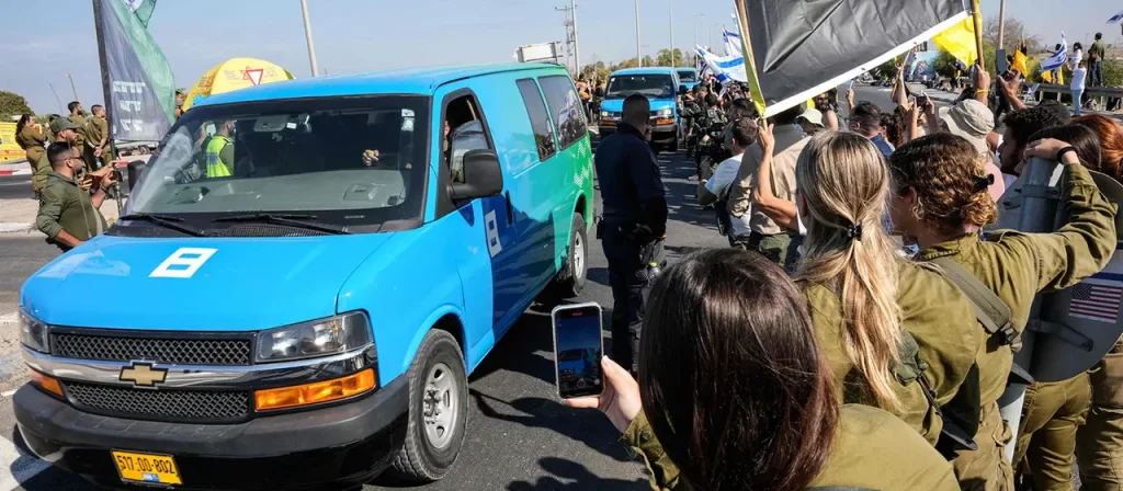 Nach über zwei Jahren in der Gewalt der Hamas sind alle überlebenden Geiseln frei. Israel startet im Gegenzug die Freilassung Hunderter palästinensischer Häftlinge.