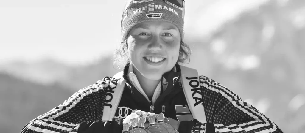 Trotz letzter Bergungsversuche bleibt der Körper der verunglückten Olympiasiegerin Laura Dahlmeier unauffindbar. Experten vermuten ihn tief im Gletscherspalt.