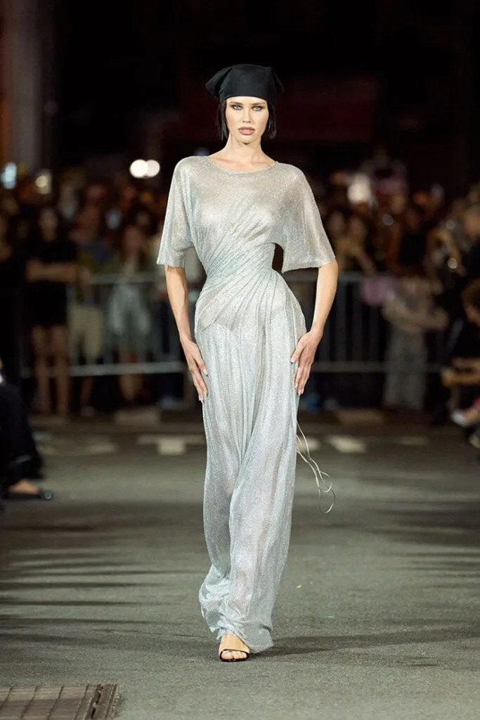 Sydney Sweeney trägt ein transparentes Kleid von Christian Cowan auf der Veranstaltung "Power of Women 2025" in Los Angeles