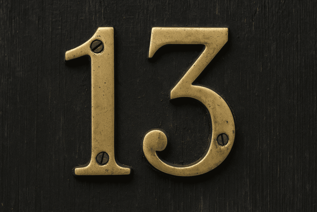 Die Mystik der Zahl 13: Von alten Ängsten zu rationalen Erklärungen Die Zahl 13 gilt seit Jahrhunderten als unheilvoll. Wir erklären, woher diese Angst stammt, wie Mythen entstanden und was wirklich dahintersteckt.