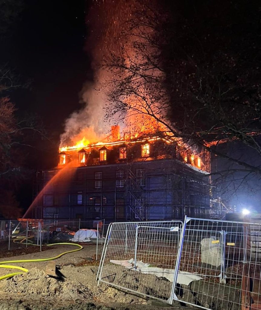 In Velbert brennt das historische Wasserschloss Hardenberg aus dem 14. Jahrhundert. Feuerwehr und Drohnen kämpfen seit dem frühen Morgen gegen die Flammen.