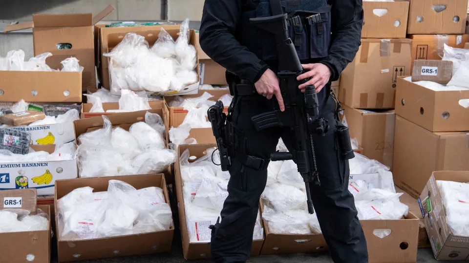 Das Ende des Konflikts in Kolumbien führt zu einem Preissturz für Kokain in vielen Ländern Die Kokainpreise sinken aufgrund des Anstiegs der Kokaplantagen in Kolumbien. Die Produktion hat einen Rekord erreicht, und die Reinheit des Kokains steigt