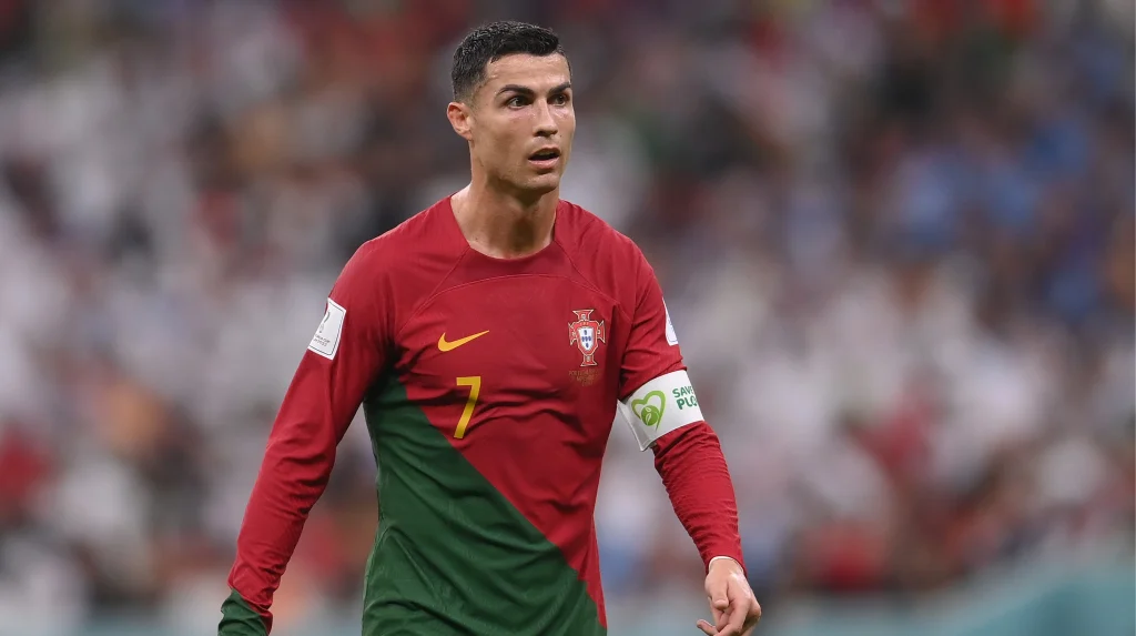 Cristiano Ronaldo nennt Zeitpunkt seines Karriereendes Cristiano Ronaldo kündigte an, seine Karriere in ein bis zwei Jahren zu beenden. Der Portugiese bestätigte, dass die WM 2026 sein letztes Turnier sein wird.