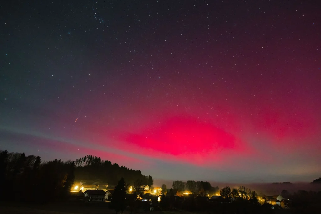 Ein Sonnensturm hat in Bayern ein beeindruckendes Polarlicht verursacht: Zwischen 4:00 und 5:00 Uhr färbte sich der Nachthimmel in leuchtenden Farben