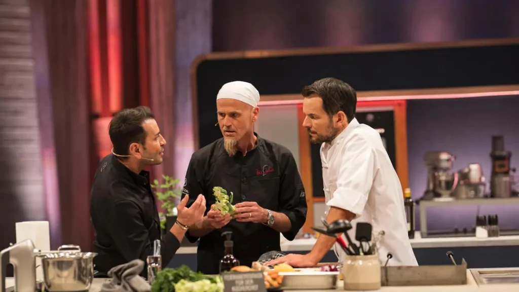 Das entscheidende Duell der Saison Das Finale von „Hensslers Traumteam“ bei VOX war turbulent: Fehler im Quiz, Küchenchaos, Disqualifikationen und harte Juryurteile endeten dennoch mit Hensslers Sieg.