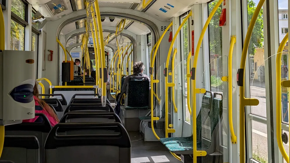 Der Bundestag verlängert die Finanzierung des Deutschlandtickets bis 2030 Der Bundestag verlängert die Finanzierung des Deutschlandtickets bis 2030. Der Preis steigt auf 63 Euro, ab 2027 gilt ein neuer Kostenindex