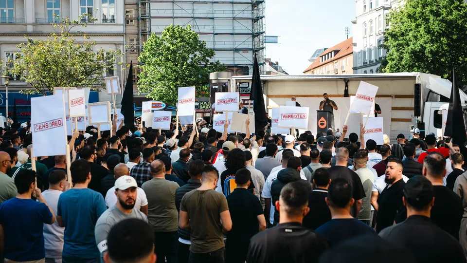 Deutschland verbietet „Muslim Interactive“: Razzien in mehreren Städten In Deutschland wurde die Gruppe „Muslim Interactive“ verboten, eine Organisation, die die Idee des Kalifats propagierte. Polizeiaktionen fanden in Hamburg, Berlin und Hessen statt.