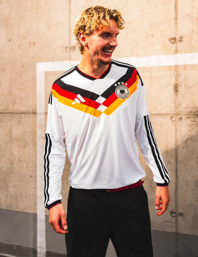Neues Trikot der deutschen Nationalmannschaft für die WM 2026 Adidas präsentiert das neue Heimtrikot der deutschen Nationalmannschaft für die WM 2026 – inspiriert von den legendären Designs der 1990er Jahre