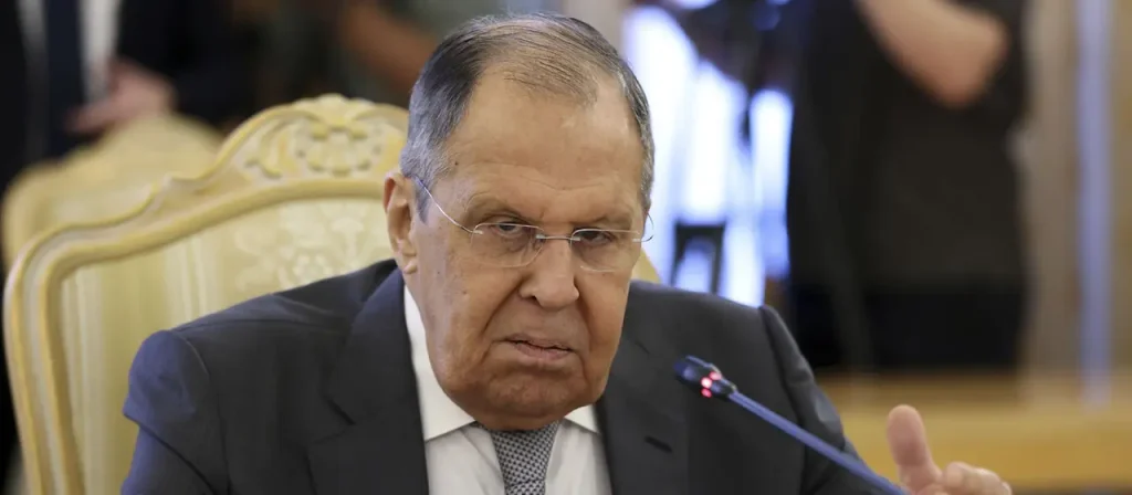 Das Verschwinden von Sergej Lawrow sorgt im Kreml für neue Gerüchte: Hat der Außenminister tatsächlich Putins Vertrauen verloren – und was steckt hinter seinem Schweigen