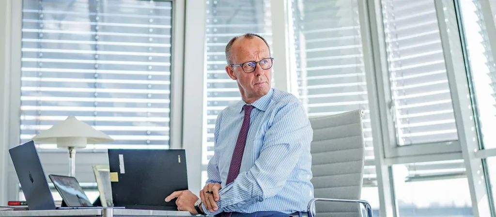 Zum 70. Geburtstag von Kanzler Friedrich Merz: Glückwünsche der Partei, Fahne vom Reichstag und Einladung zum Beitritt in den Senioren-Union.