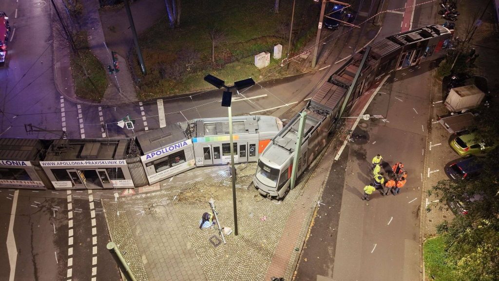 Straßenbahn entgleiste in Düsseldorf, 13 Verletzte. Ein Passagier erlitt schwere Verletzungen. Feuerwehr und Polizei führen eine groß angelegte Rettungsoperation durch