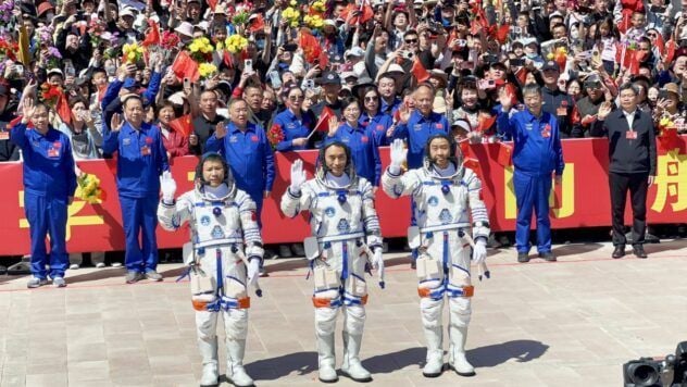 Drei chinesische Astronauten im All gestrandet nach Aufprall von Weltraumtrümmern Drei chinesische Astronauten bleiben nach dem Aufprall eines Trümmerteils auf das Raumschiff Shenzhou-20 im All. Die Rückkehr zur Erde wurde verschoben.