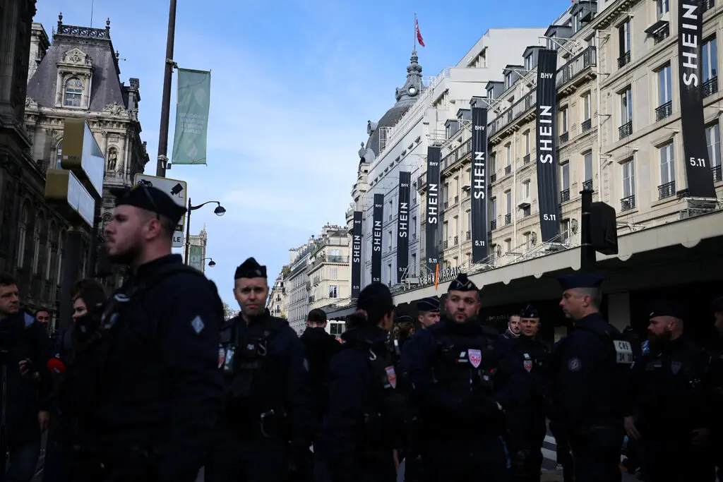 Frankreich blockiert Shein nach Skandal um Kinder-Sexpuppen Frankreich blockiert den Online-Shop Shein wegen des Verkaufs kindlich wirkender Sexpuppen. Die Regierung verlangt Beweise für Rechtskonformität.