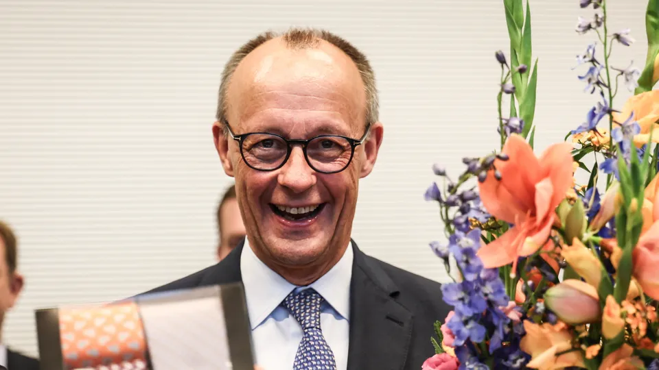 Blumen, Fahne, Glückwünsche – Merz wird 70 und bleibt politisch aktiv