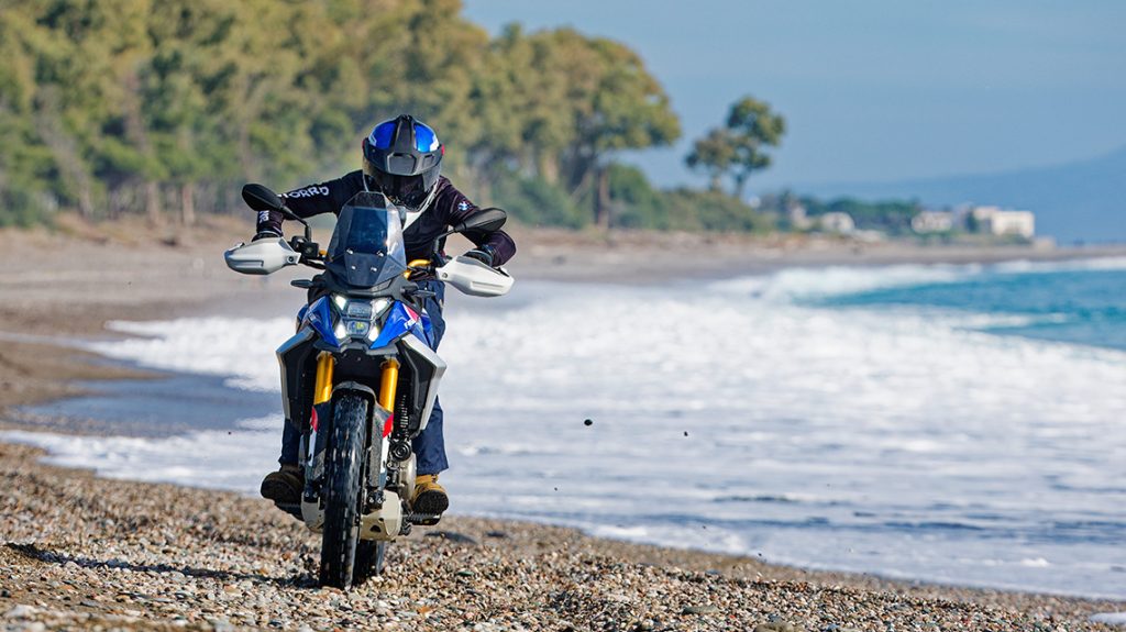 Die BMW F 450 GS revolutioniert das Adventure-Bike-Segment mit robusten Features, kraftvollem Motor und einem Einstiegspreis von 7.220 €. Erfahren Sie mehr über die technischen Details.