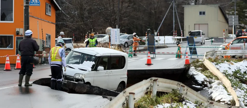 Starkes Erdbeben in Japan: Behörden melden erste Folgen Ein Erdbeben der Stärke 7,5 hat den Norden Japans erschüttert. Mindestens 30 Menschen wurden verletzt, zehntausende evakuiert. Die Tsunami-Warnung wurde aufgehoben