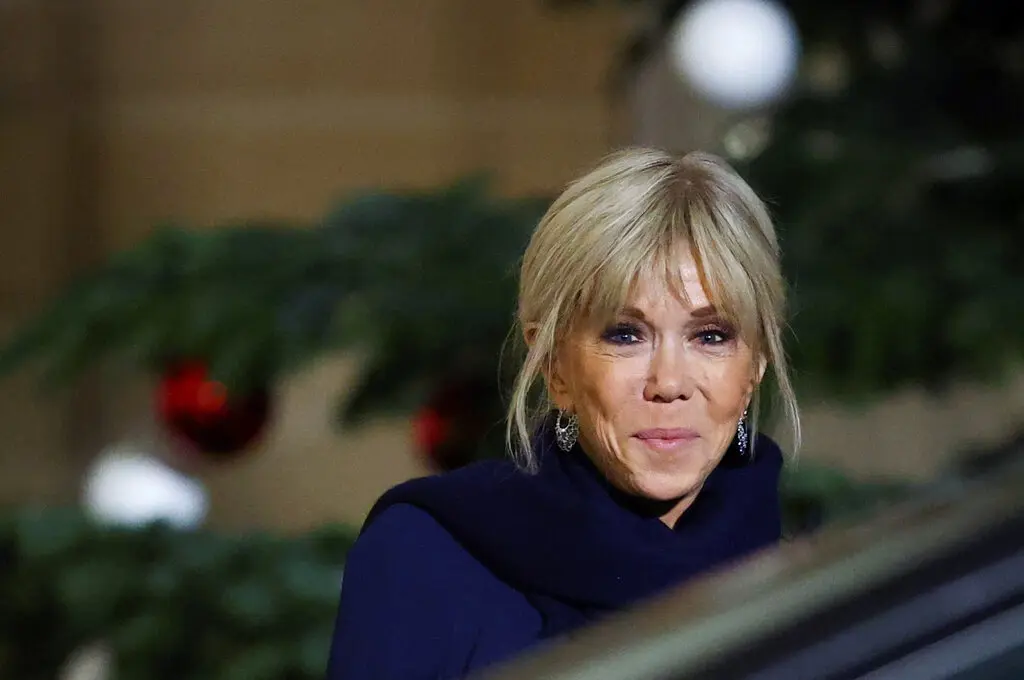 Brigitte Macron wegen abwertender Äußerung über Feministinnen unter Druck Brigitte Macron steht in der Kritik, nachdem ein Video veröffentlicht wurde, in dem sie sich abfällig über Feministinnen äußert, die einen Auftritt von Ari Abittan störten